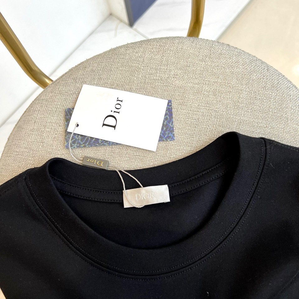 Dio迪奥、2026春夏新品短袖T恤，以纯色为基底，胸前立体刺绣四叶草图案饱满生动，色调沉稳优雅，叶片纹