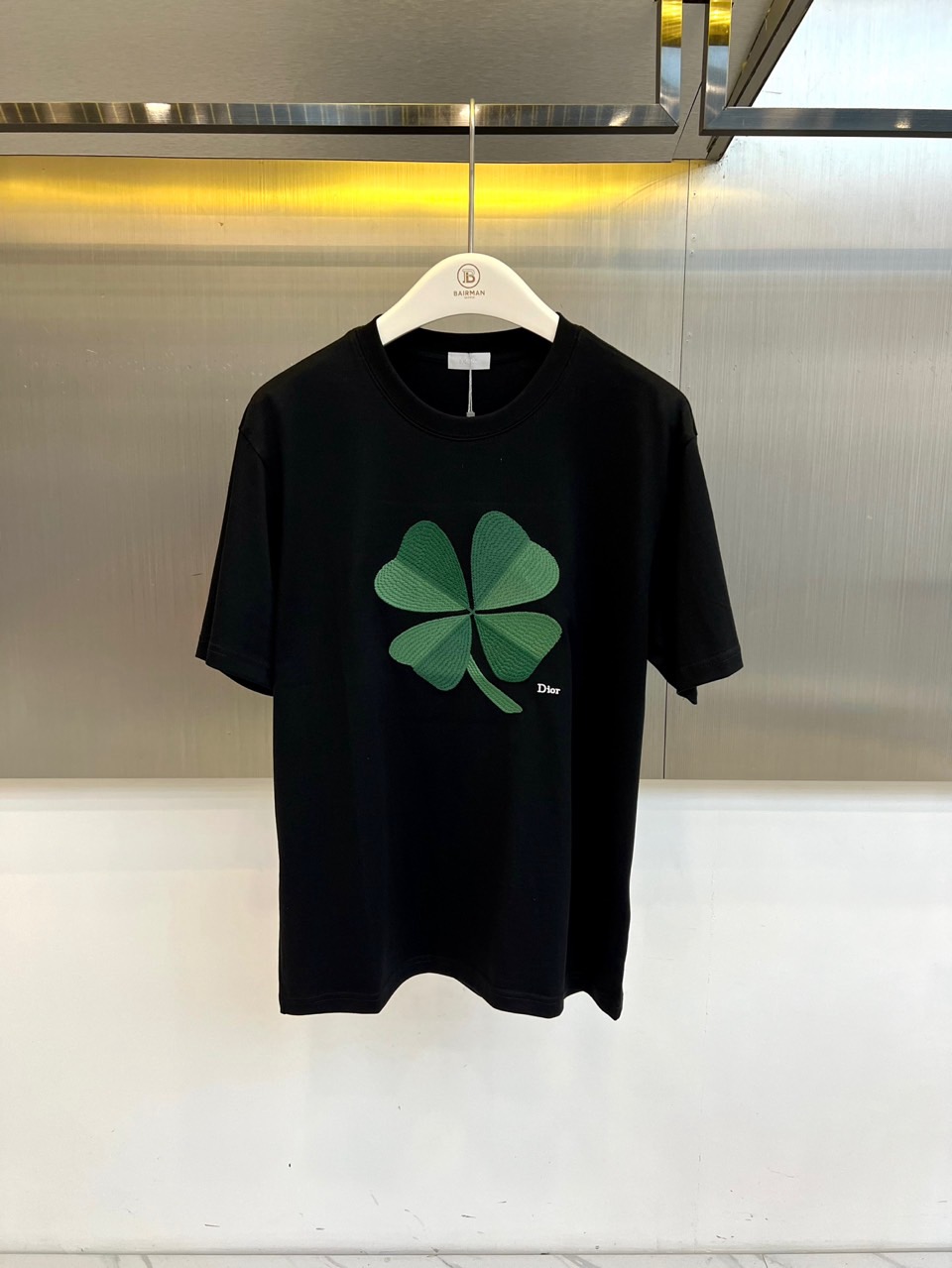 Dio迪奥、2026春夏新品短袖T恤，以纯色为基底，胸前立体刺绣四叶草图案饱满生动，色调沉稳优雅，叶片纹