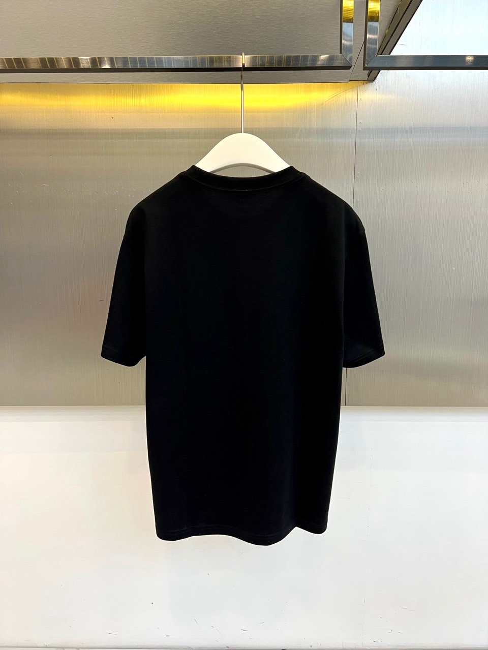 Dio迪奥、2026春夏新品短袖T恤，以纯色为基底，胸前立体刺绣四叶草图案饱满生动，色调沉稳优雅，叶片纹