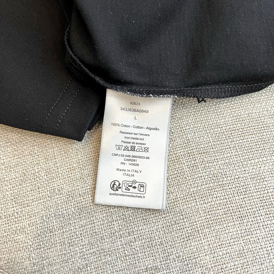 Dio迪奥、2026春夏新品短袖T恤，以纯色为基底，胸前立体刺绣四叶草图案饱满生动，色调沉稳优雅，叶片纹