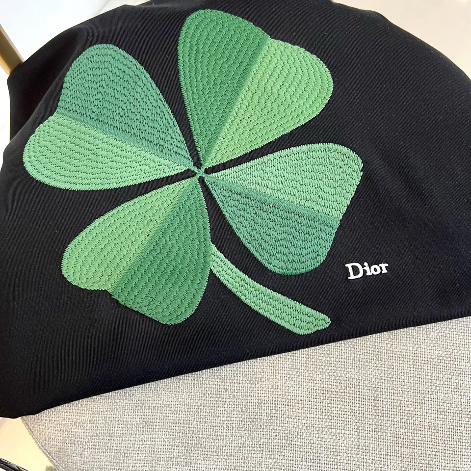 Dio迪奥、2026春夏新品短袖T恤，以纯色为基底，胸前立体刺绣四叶草图案饱满生动，色调沉稳优雅，叶片纹