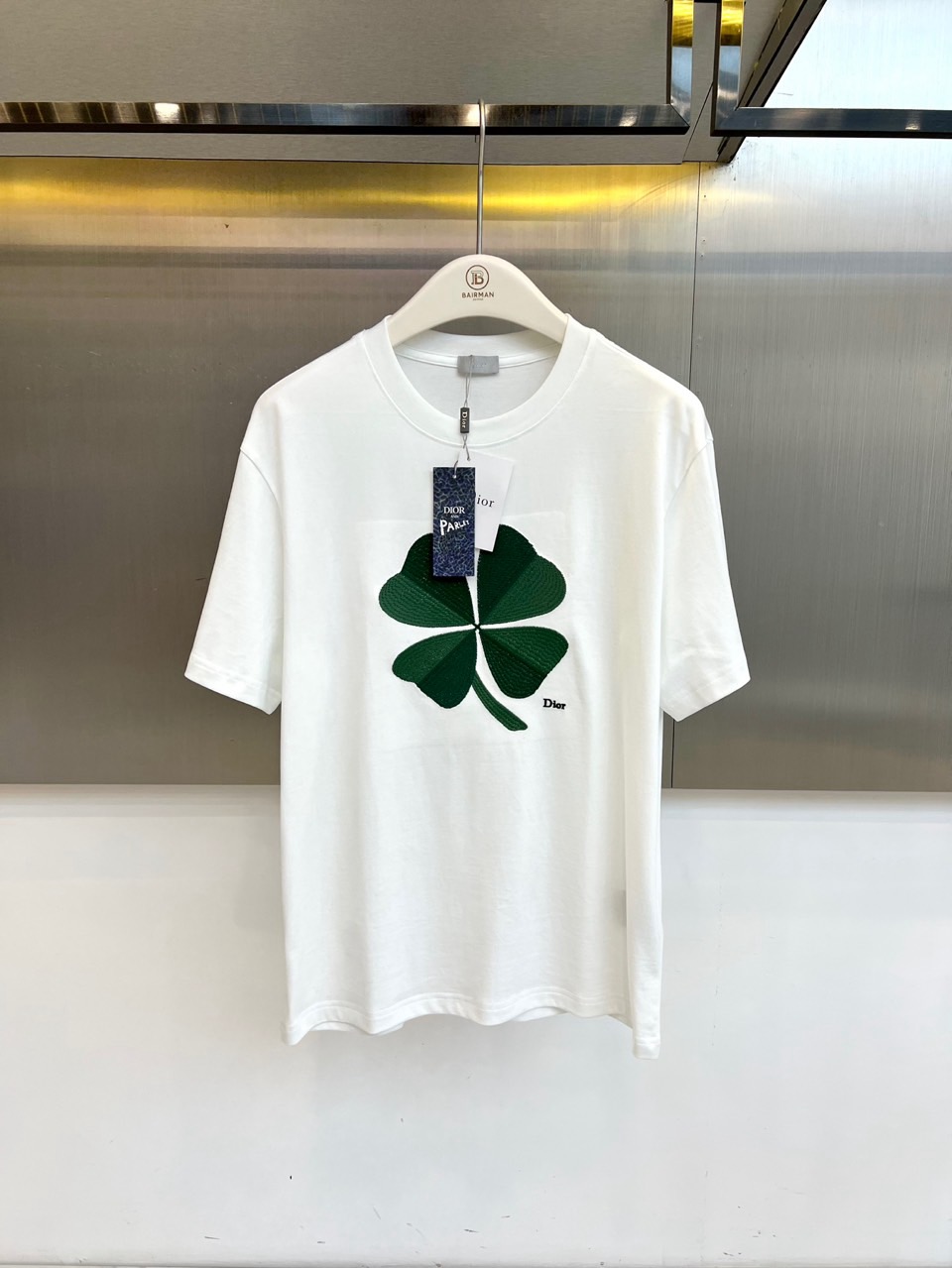 Dio迪奥、2026春夏新品短袖T恤，以纯色为基底，胸前立体刺绣四叶草图案饱满生动，色调沉稳优雅，叶片纹