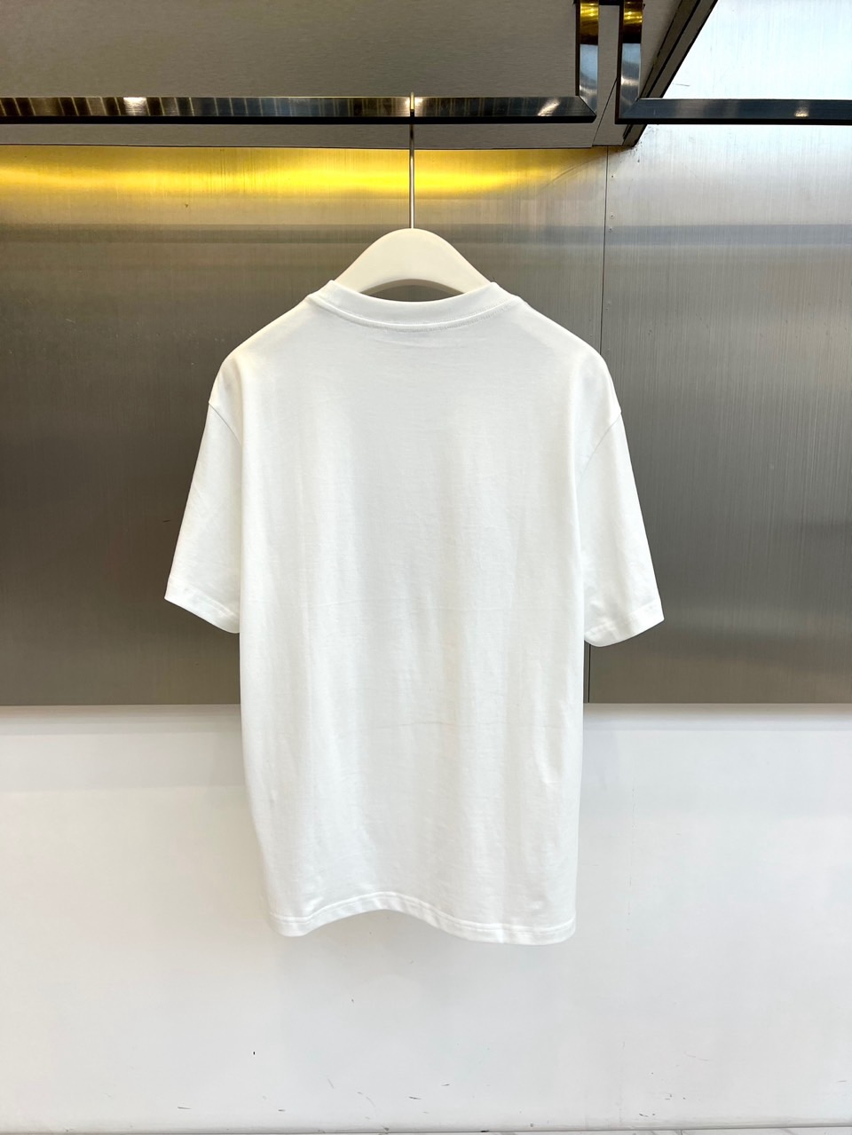 Dio迪奥、2026春夏新品短袖T恤，以纯色为基底，胸前立体刺绣四叶草图案饱满生动，色调沉稳优雅，叶片纹