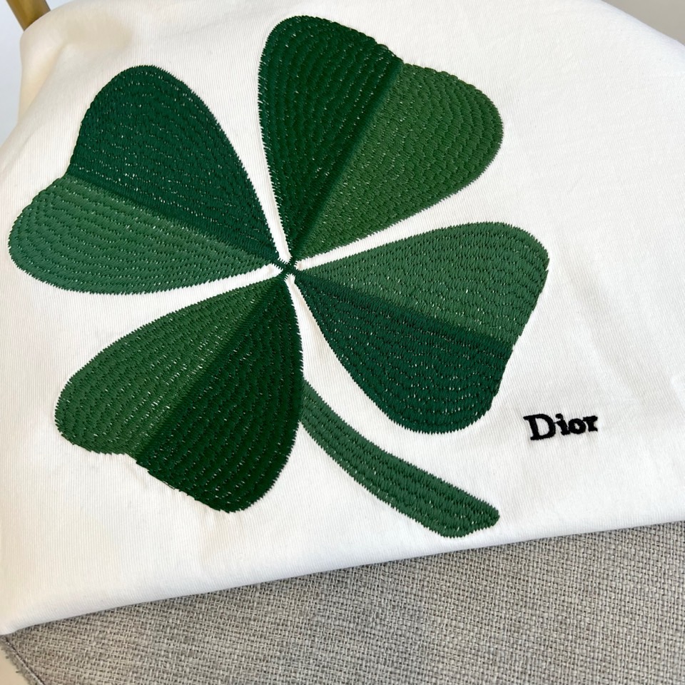 Dio迪奥、2026春夏新品短袖T恤，以纯色为基底，胸前立体刺绣四叶草图案饱满生动，色调沉稳优雅，叶片纹