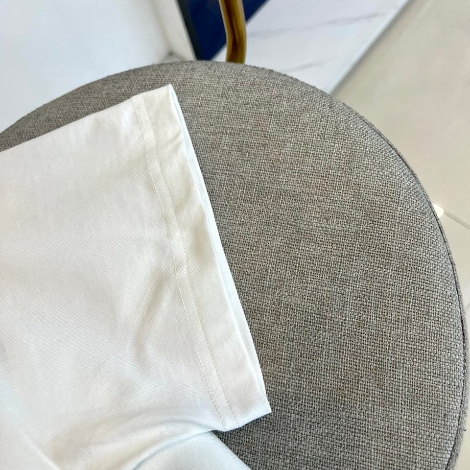 Dio迪奥、2026春夏新品短袖T恤，以纯色为基底，胸前立体刺绣四叶草图案饱满生动，色调沉稳优雅，叶片纹