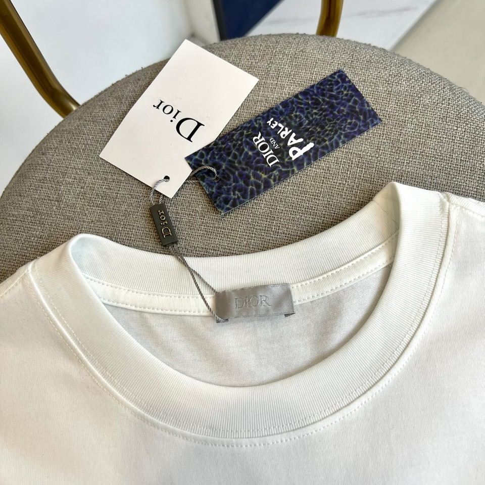 Dio迪奥、2026春夏新品短袖T恤，以纯色为基底，胸前立体刺绣四叶草图案饱满生动，色调沉稳优雅，叶片纹