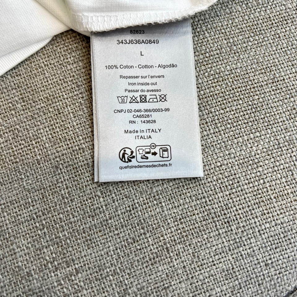 Dio迪奥、2026春夏新品短袖T恤，以纯色为基底，胸前立体刺绣四叶草图案饱满生动，色调沉稳优雅，叶片纹