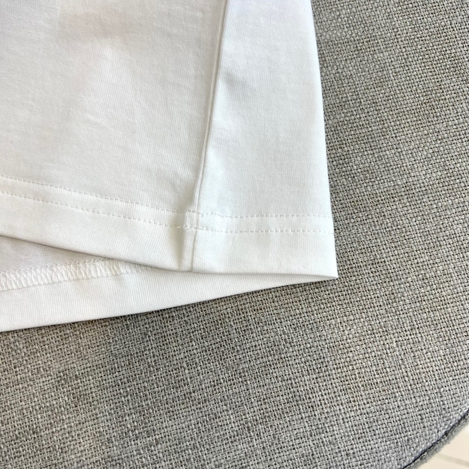 Dio迪奥、2026春夏新品短袖T恤，以纯色为基底，胸前立体刺绣四叶草图案饱满生动，色调沉稳优雅，叶片纹