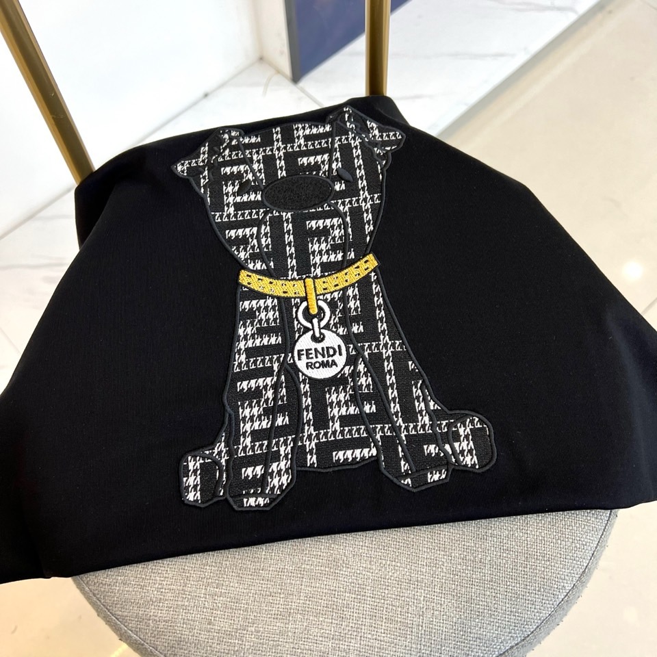 Fend芬迪、2026春夏男士圆领短袖T恤，以趣味设计演绎品牌标志美学。款式采用经典圆领与修身剪裁，确保