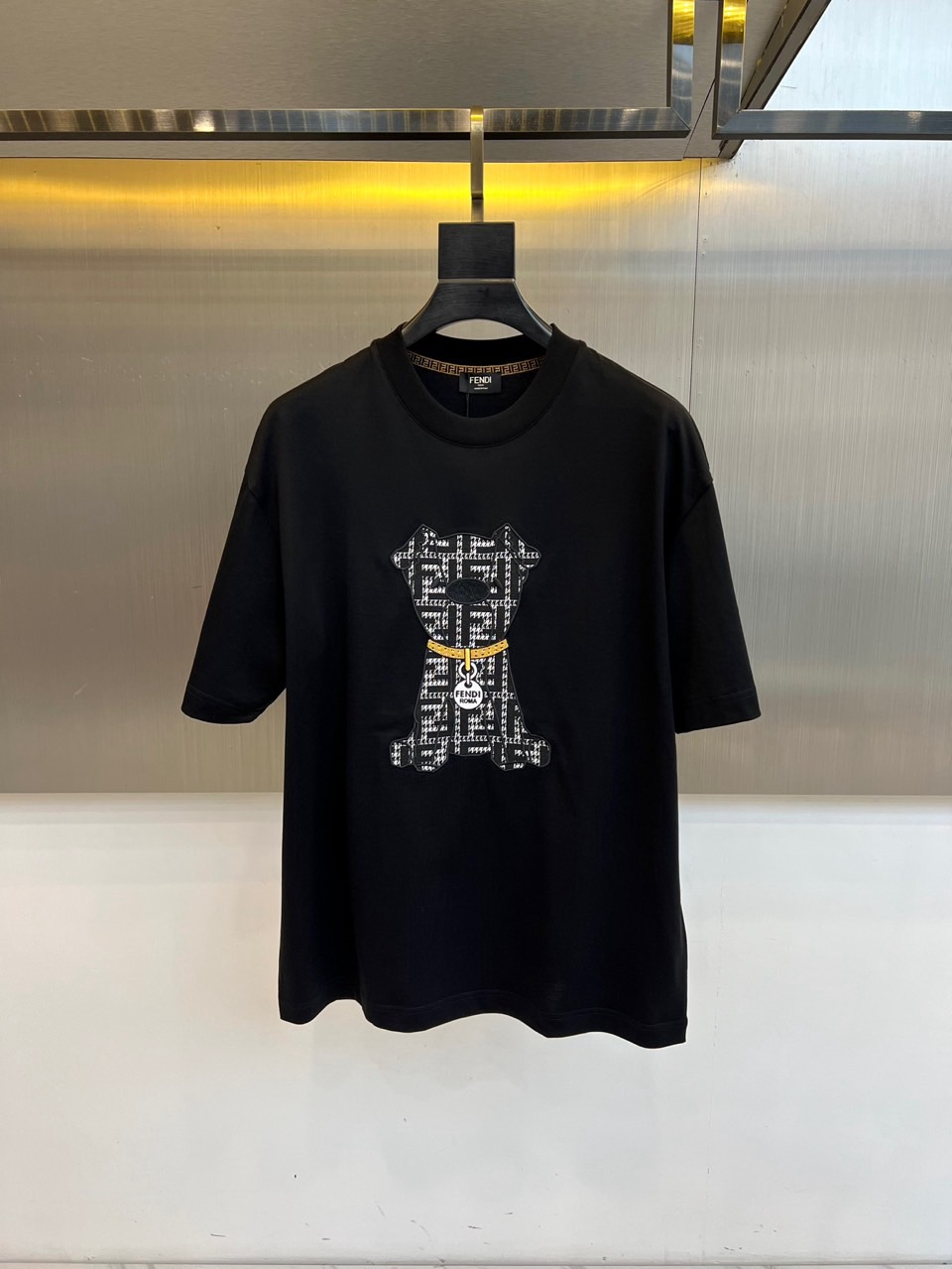 Fend芬迪、2026春夏男士圆领短袖T恤，以趣味设计演绎品牌标志美学。款式采用经典圆领与修身剪裁，确保