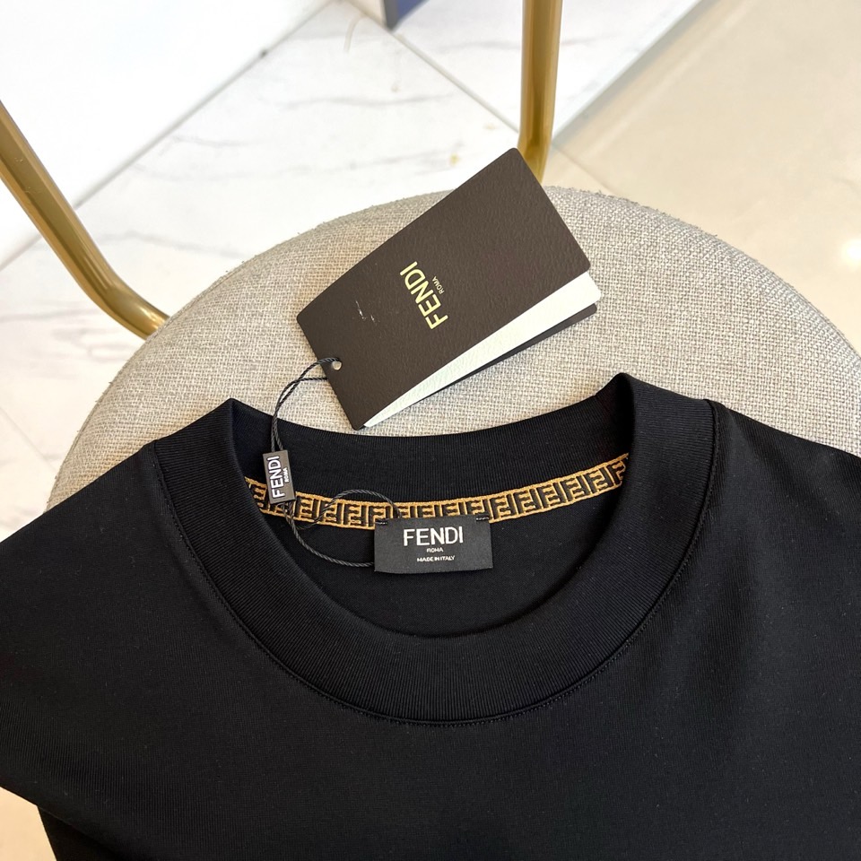 Fend芬迪、2026春夏男士圆领短袖T恤，以趣味设计演绎品牌标志美学。款式采用经典圆领与修身剪裁，确保