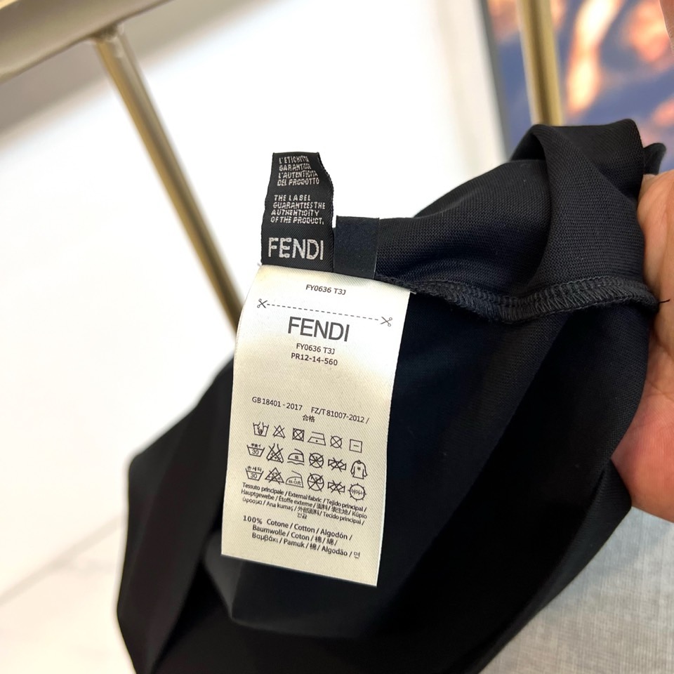 Fend芬迪、2026春夏男士圆领短袖T恤，以趣味设计演绎品牌标志美学。款式采用经典圆领与修身剪裁，确保