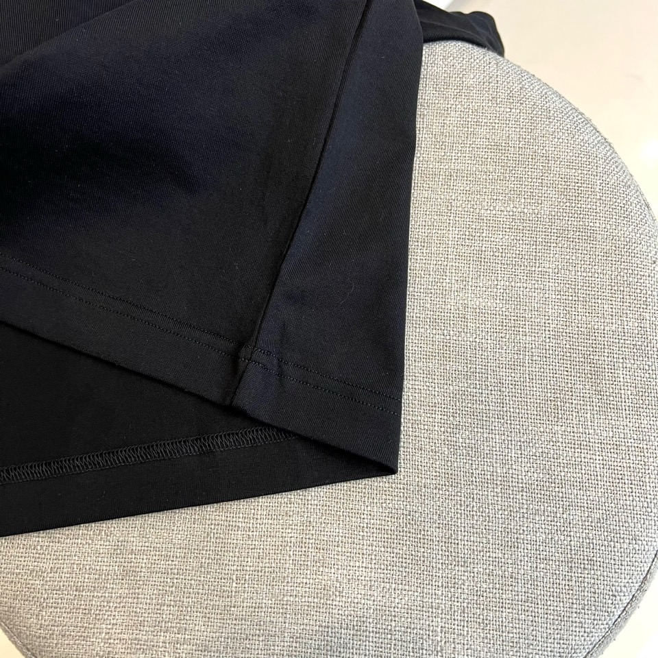 Fend芬迪、2026春夏男士圆领短袖T恤，以趣味设计演绎品牌标志美学。款式采用经典圆领与修身剪裁，确保