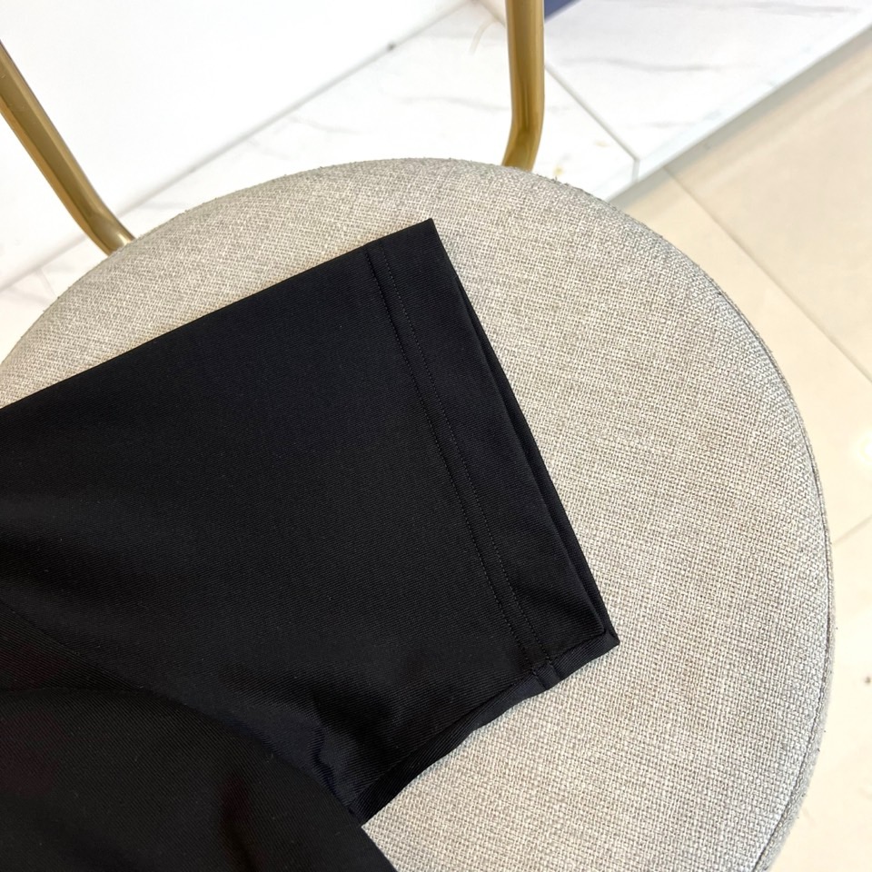 Fend芬迪、2026春夏男士圆领短袖T恤，以趣味设计演绎品牌标志美学。款式采用经典圆领与修身剪裁，确保