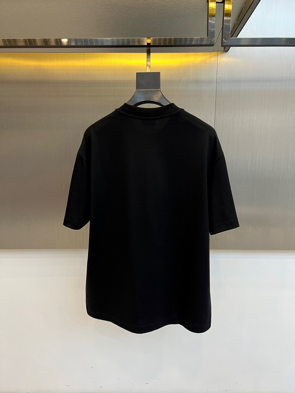 Fend芬迪、2026春夏男士圆领短袖T恤，以趣味设计演绎品牌标志美学。款式采用经典圆领与修身剪裁，确保