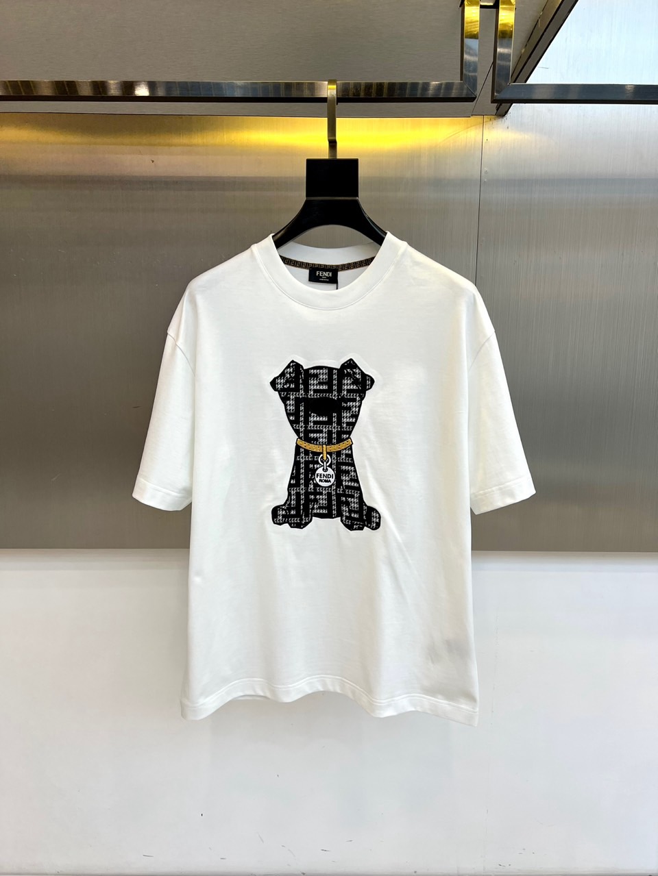 Fend芬迪、2026春夏男士圆领短袖T恤，以趣味设计演绎品牌标志美学。款式采用经典圆领与修身剪裁，确保