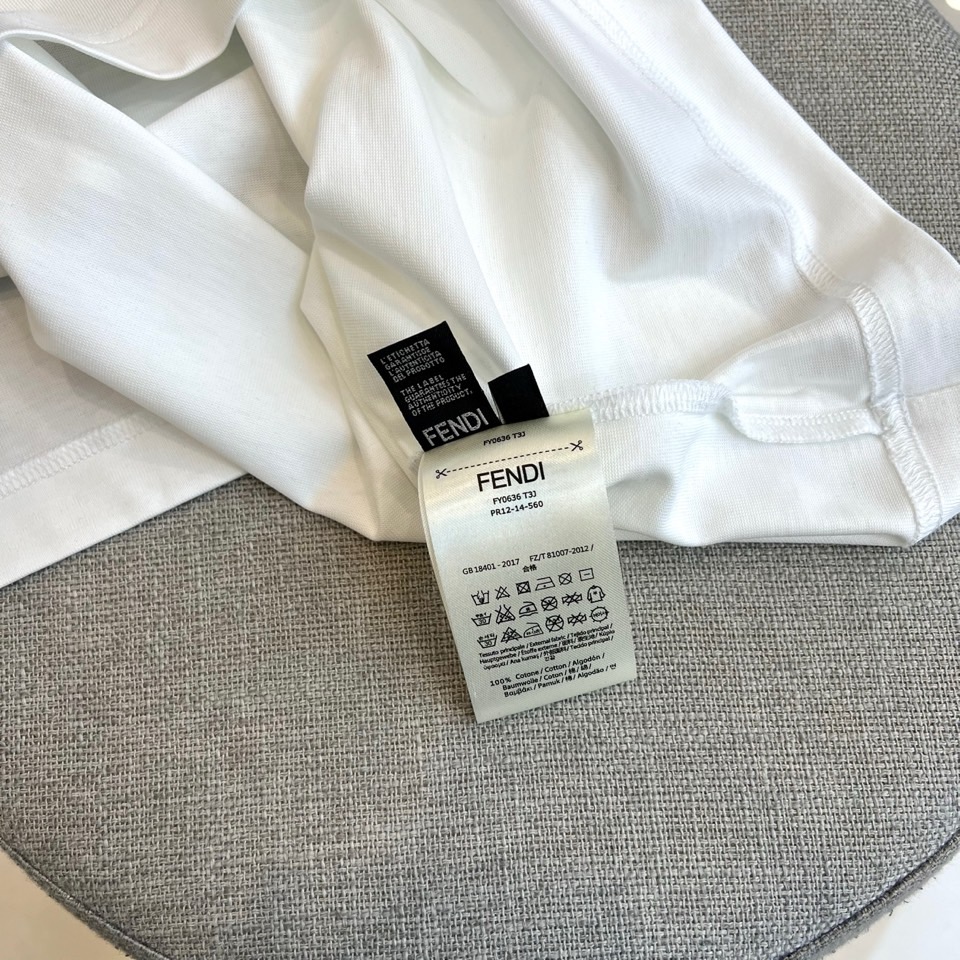 Fend芬迪、2026春夏男士圆领短袖T恤，以趣味设计演绎品牌标志美学。款式采用经典圆领与修身剪裁，确保