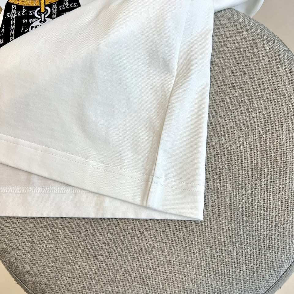 Fend芬迪、2026春夏男士圆领短袖T恤，以趣味设计演绎品牌标志美学。款式采用经典圆领与修身剪裁，确保