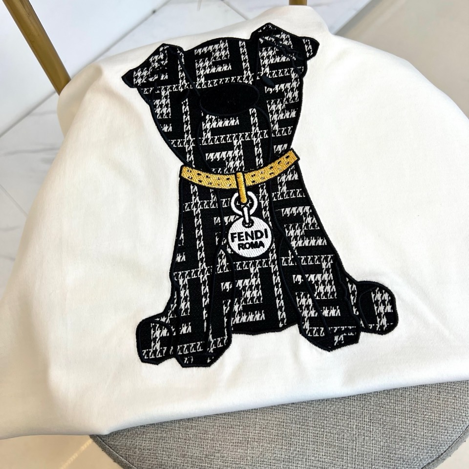 Fend芬迪、2026春夏男士圆领短袖T恤，以趣味设计演绎品牌标志美学。款式采用经典圆领与修身剪裁，确保