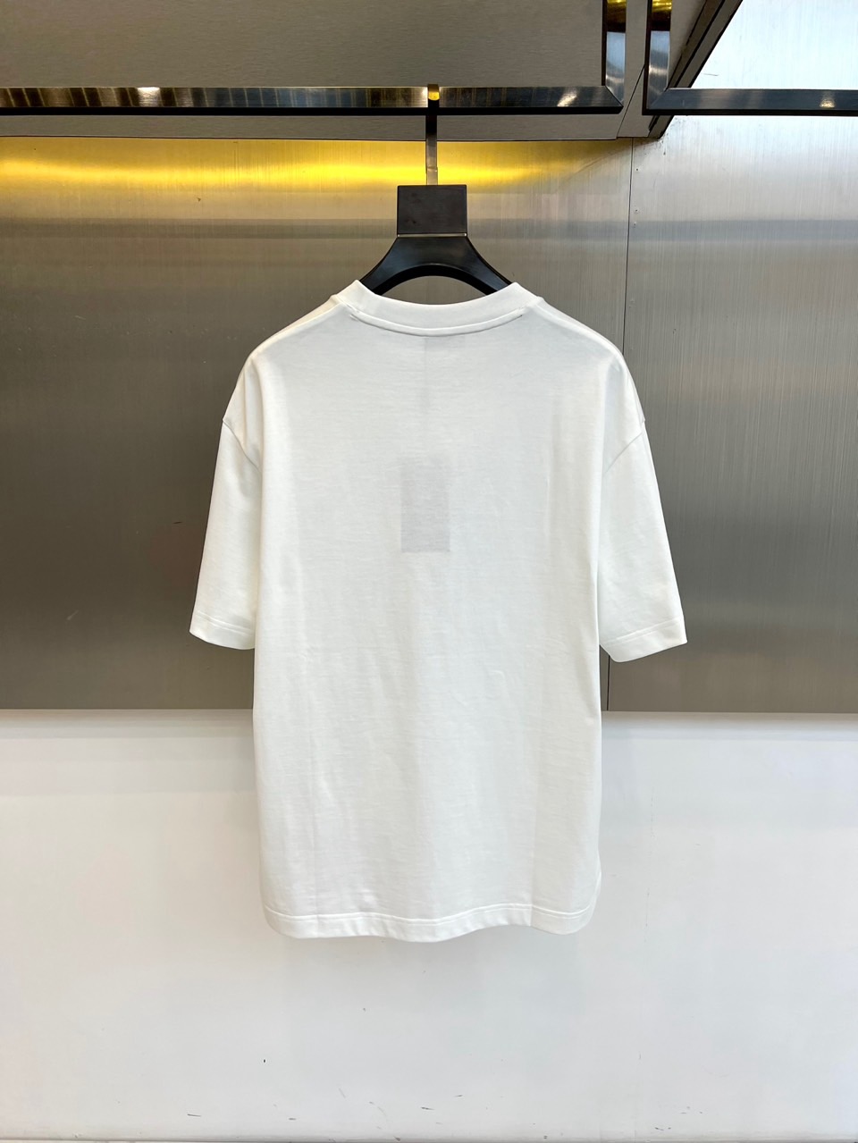 Fend芬迪、2026春夏男士圆领短袖T恤，以趣味设计演绎品牌标志美学。款式采用经典圆领与修身剪裁，确保