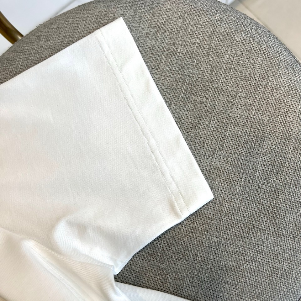 Fend芬迪、2026春夏男士圆领短袖T恤，以趣味设计演绎品牌标志美学。款式采用经典圆领与修身剪裁，确保