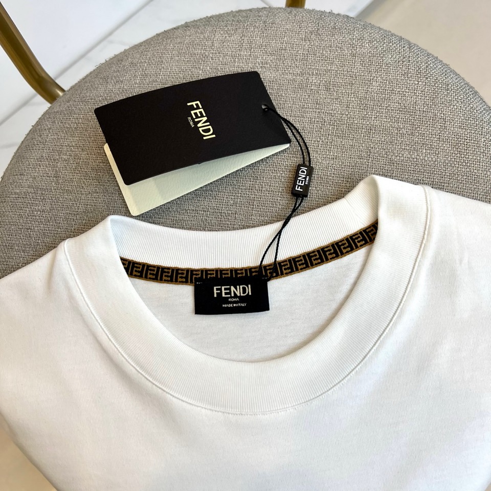 Fend芬迪、2026春夏男士圆领短袖T恤，以趣味设计演绎品牌标志美学。款式采用经典圆领与修身剪裁，确保