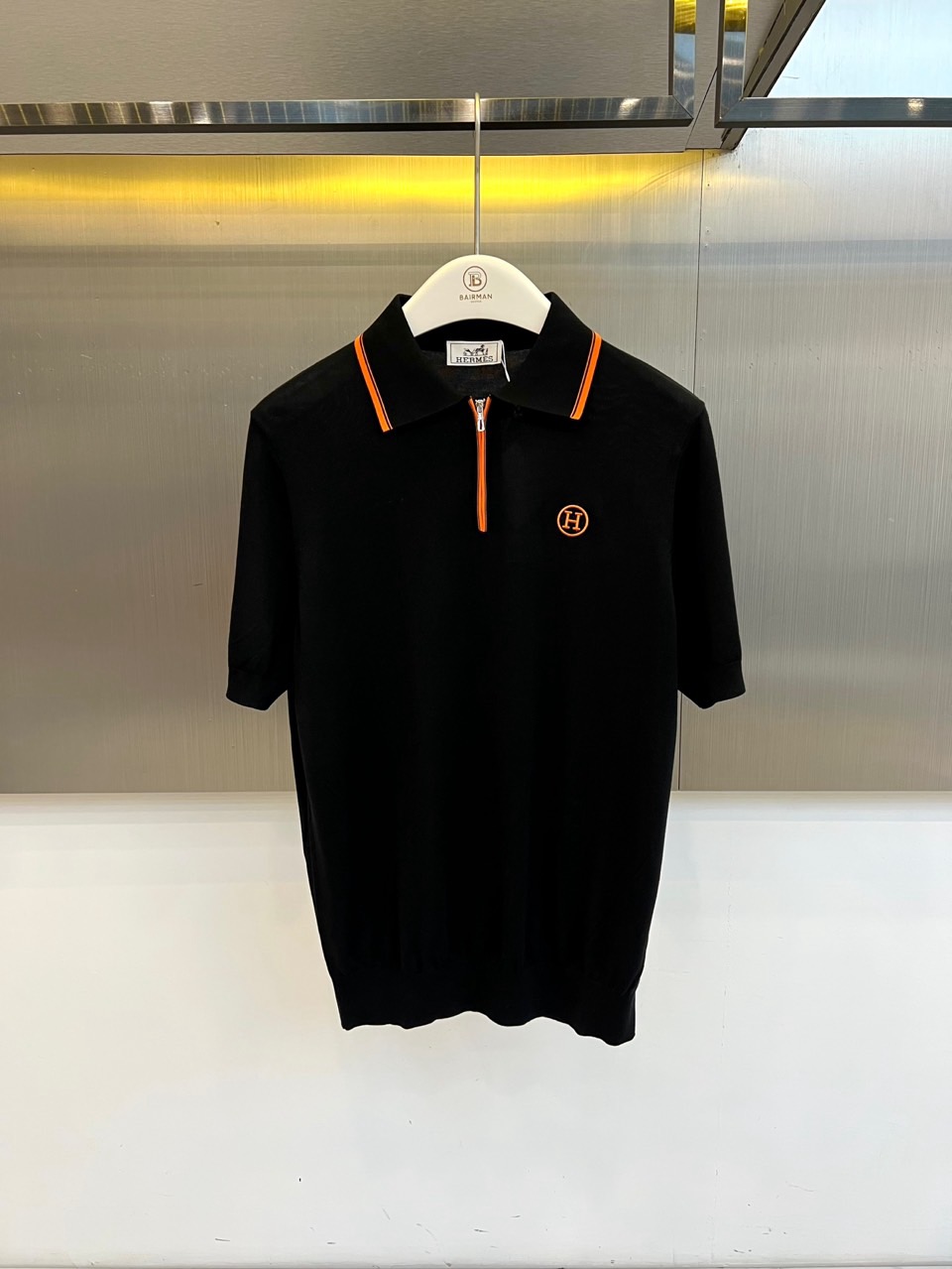 H爱马仕、2026春夏新品男士短袖Polo衫，以纯色为底色，演绎意式优雅与现代休闲的完美融合。经典翻领点