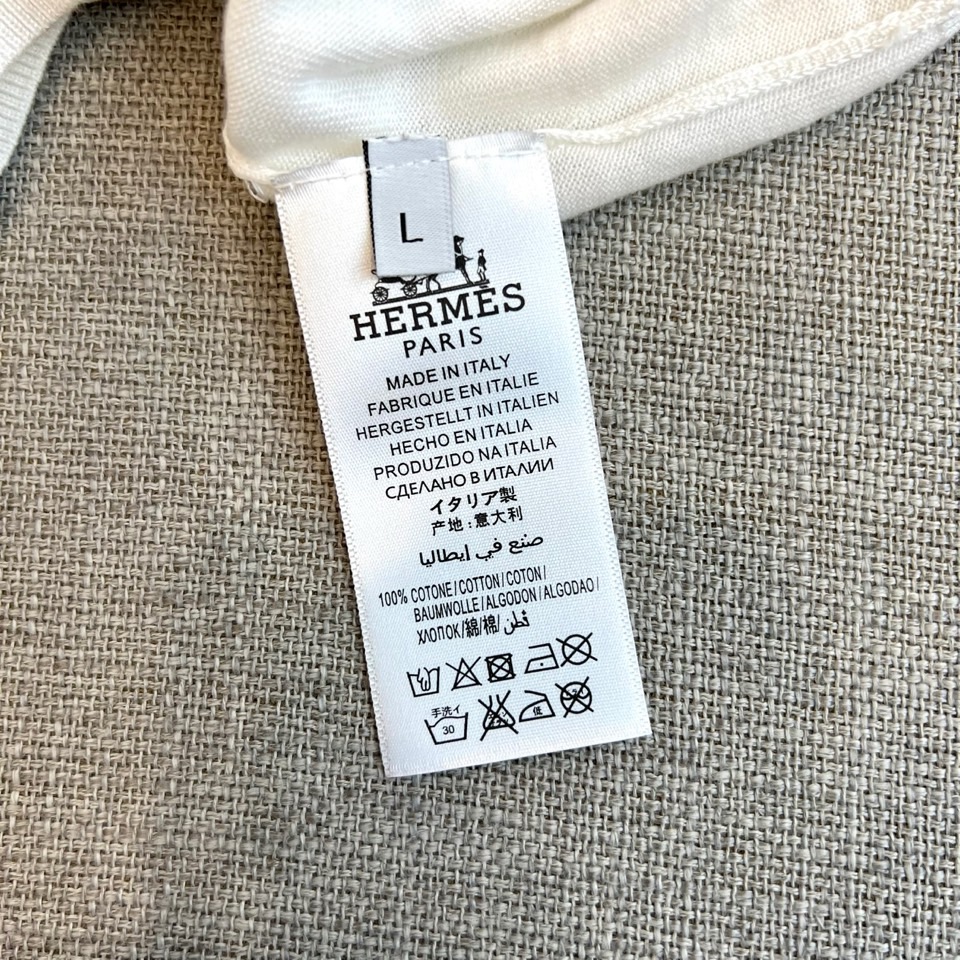 H爱马仕、2026春夏新品男士短袖Polo衫，以纯色为底色，演绎意式优雅与现代休闲的完美融合。经典翻领点