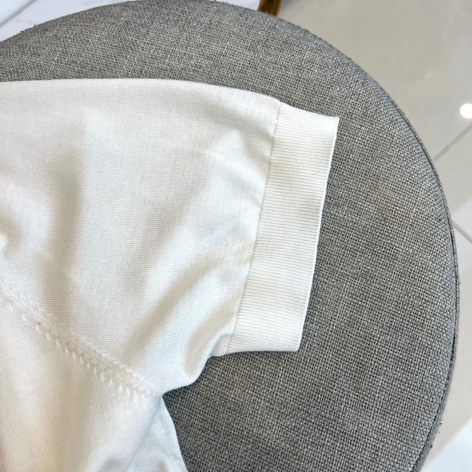 H爱马仕、2026春夏新品男士短袖Polo衫，以纯色为底色，演绎意式优雅与现代休闲的完美融合。经典翻领点