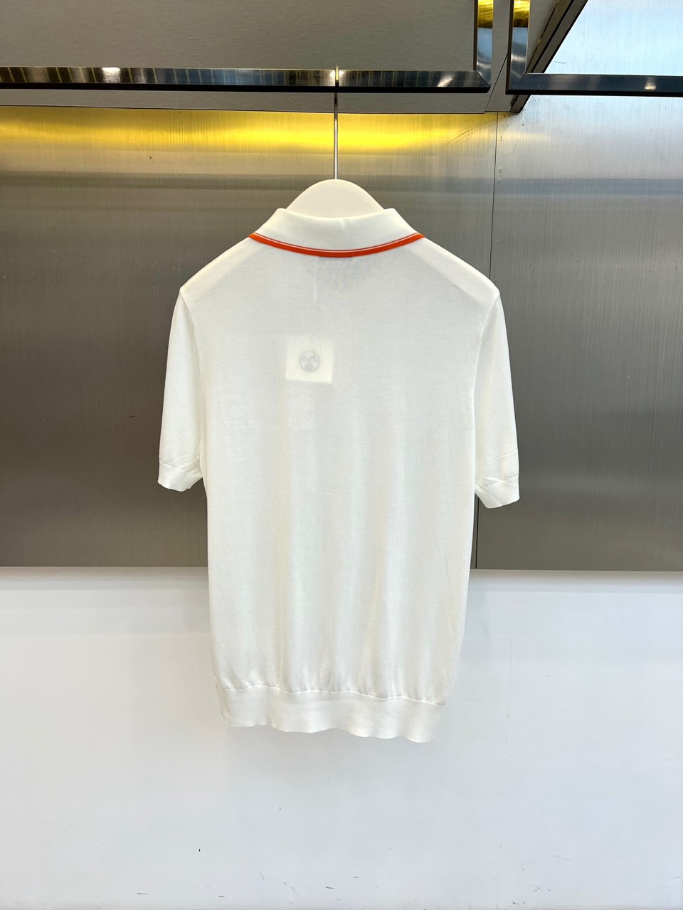 H爱马仕、2026春夏新品男士短袖Polo衫，以纯色为底色，演绎意式优雅与现代休闲的完美融合。经典翻领点