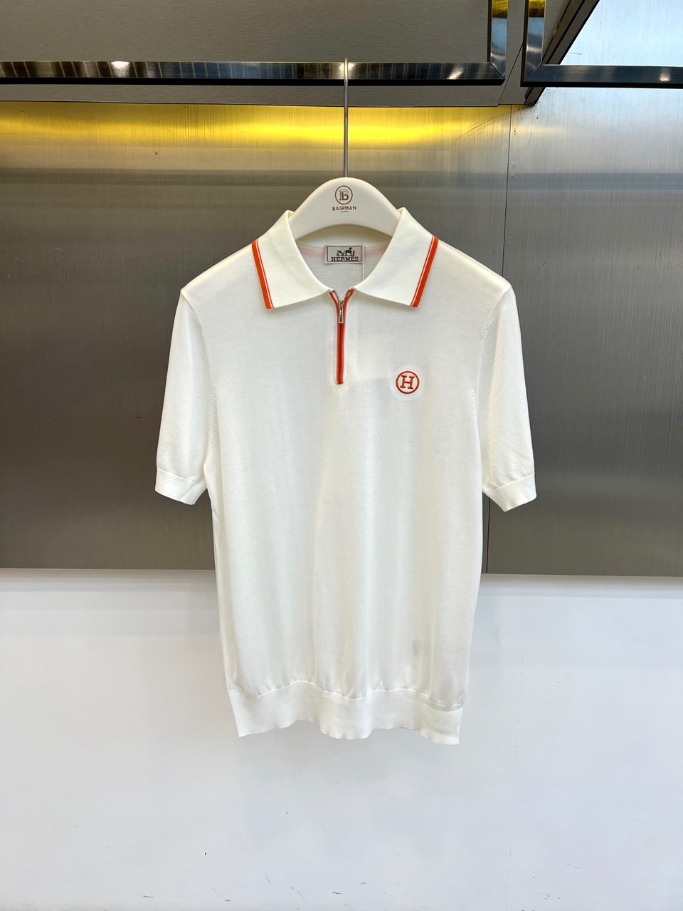 H爱马仕、2026春夏新品男士短袖Polo衫，以纯色为底色，演绎意式优雅与现代休闲的完美融合。经典翻领点