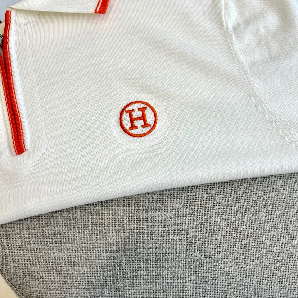 H爱马仕、2026春夏新品男士短袖Polo衫，以纯色为底色，演绎意式优雅与现代休闲的完美融合。经典翻领点