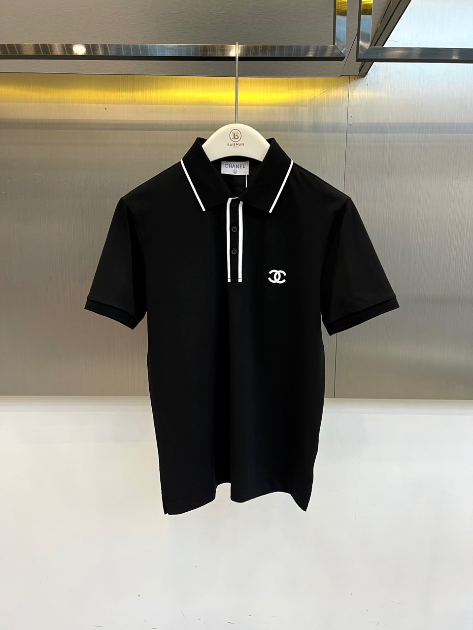 Ch香奈儿、2026春夏新品短袖POLO衫，以经典纯色为主调，领口与门襟点缀细边，简约中透出精致格调。左