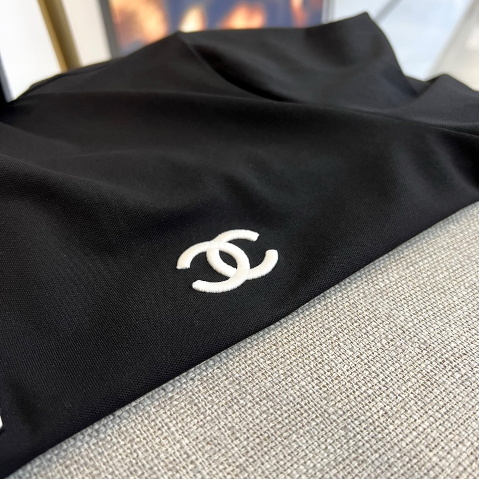 Ch香奈儿、2026春夏新品短袖POLO衫，以经典纯色为主调，领口与门襟点缀细边，简约中透出精致格调。左