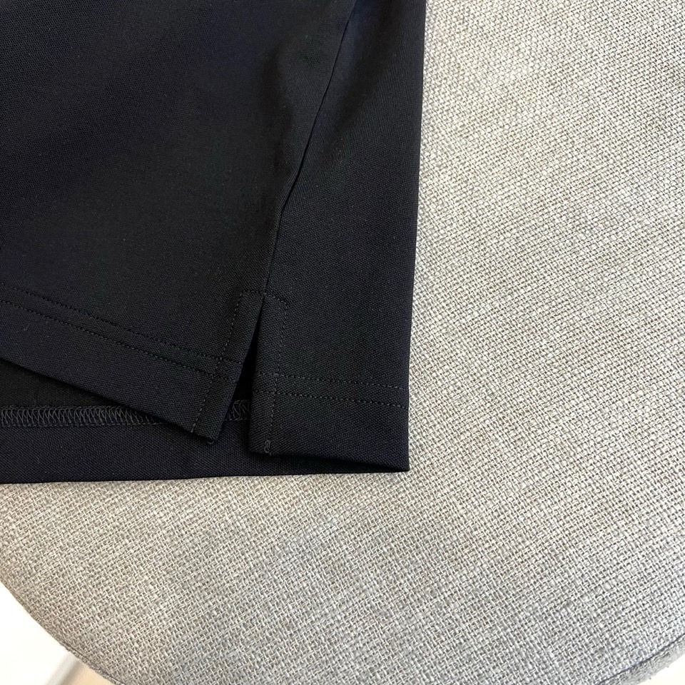 Ch香奈儿、2026春夏新品短袖POLO衫，以经典纯色为主调，领口与门襟点缀细边，简约中透出精致格调。左