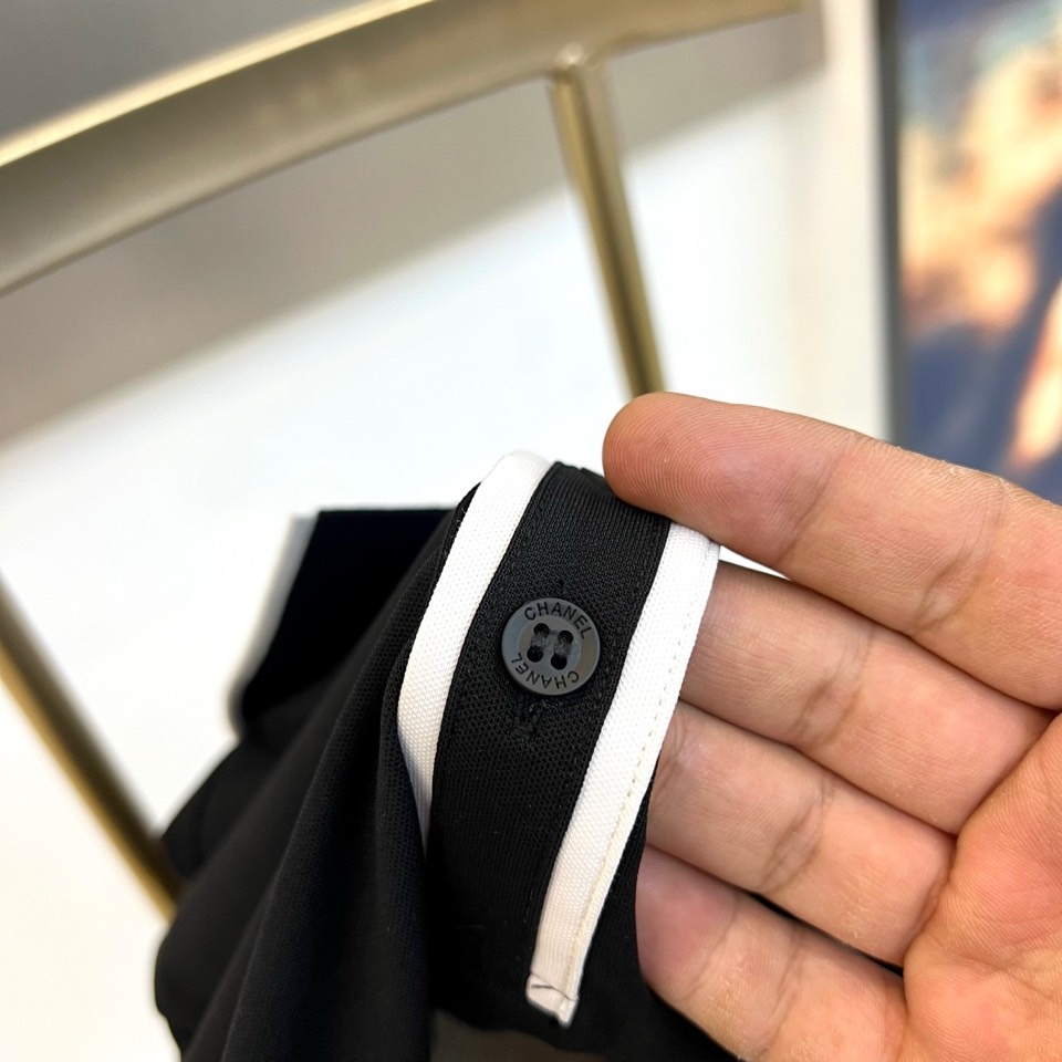 Ch香奈儿、2026春夏新品短袖POLO衫，以经典纯色为主调，领口与门襟点缀细边，简约中透出精致格调。左