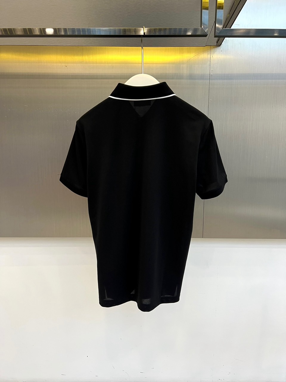 Ch香奈儿、2026春夏新品短袖POLO衫，以经典纯色为主调，领口与门襟点缀细边，简约中透出精致格调。左