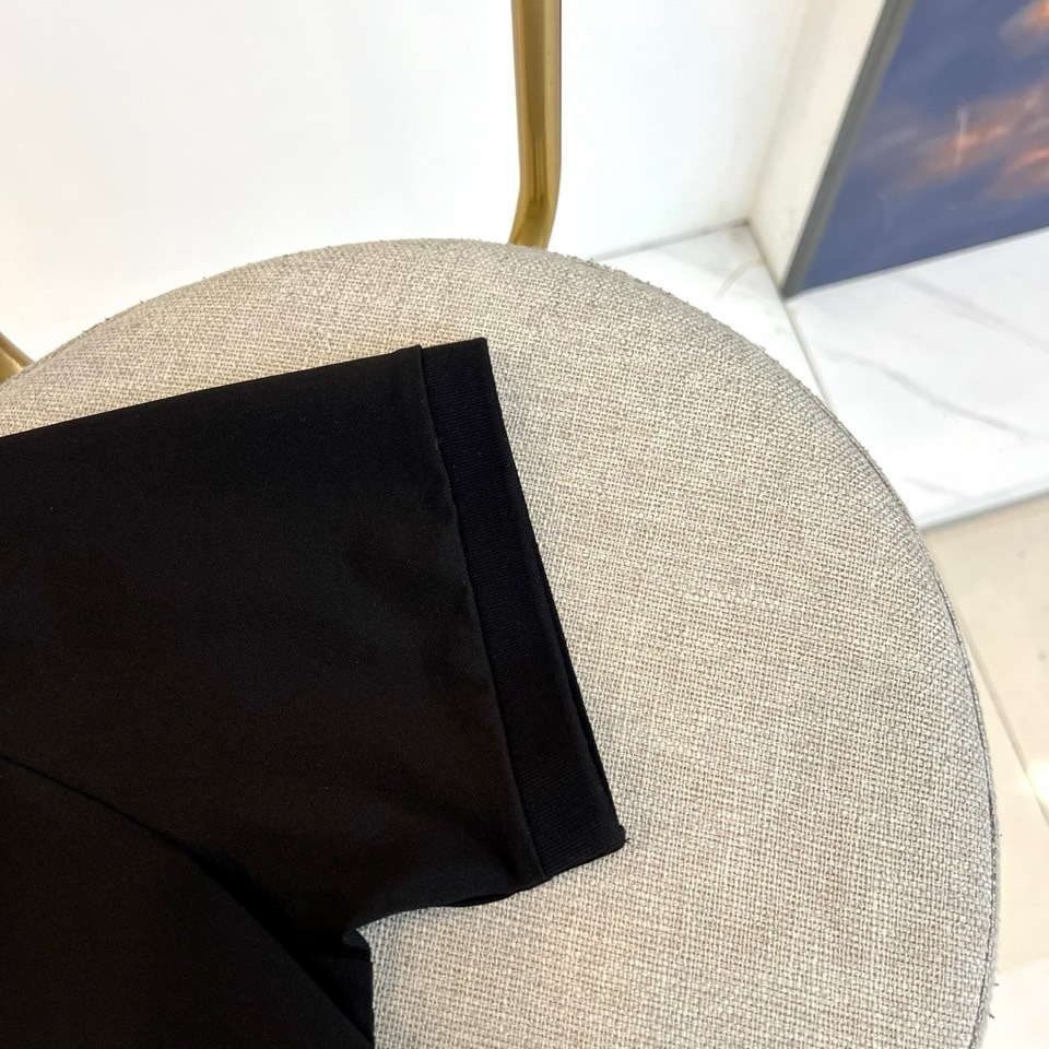 Ch香奈儿、2026春夏新品短袖POLO衫，以经典纯色为主调，领口与门襟点缀细边，简约中透出精致格调。左