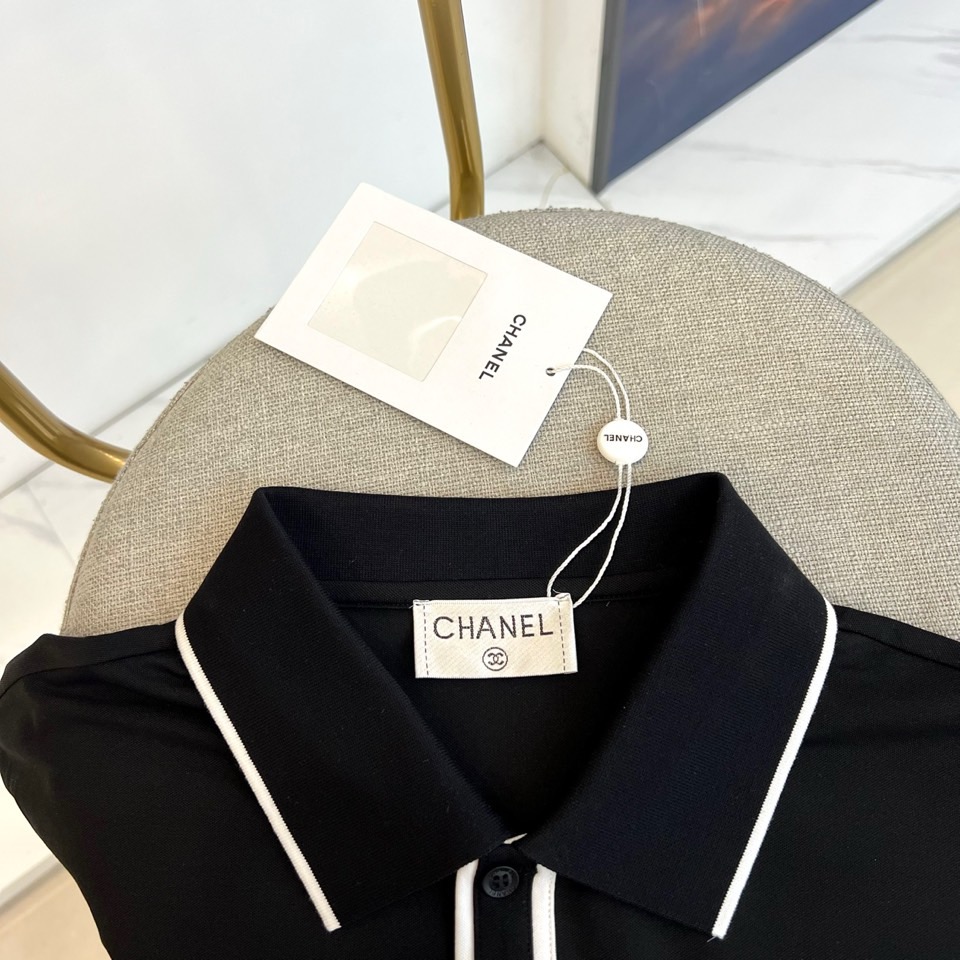Ch香奈儿、2026春夏新品短袖POLO衫，以经典纯色为主调，领口与门襟点缀细边，简约中透出精致格调。左