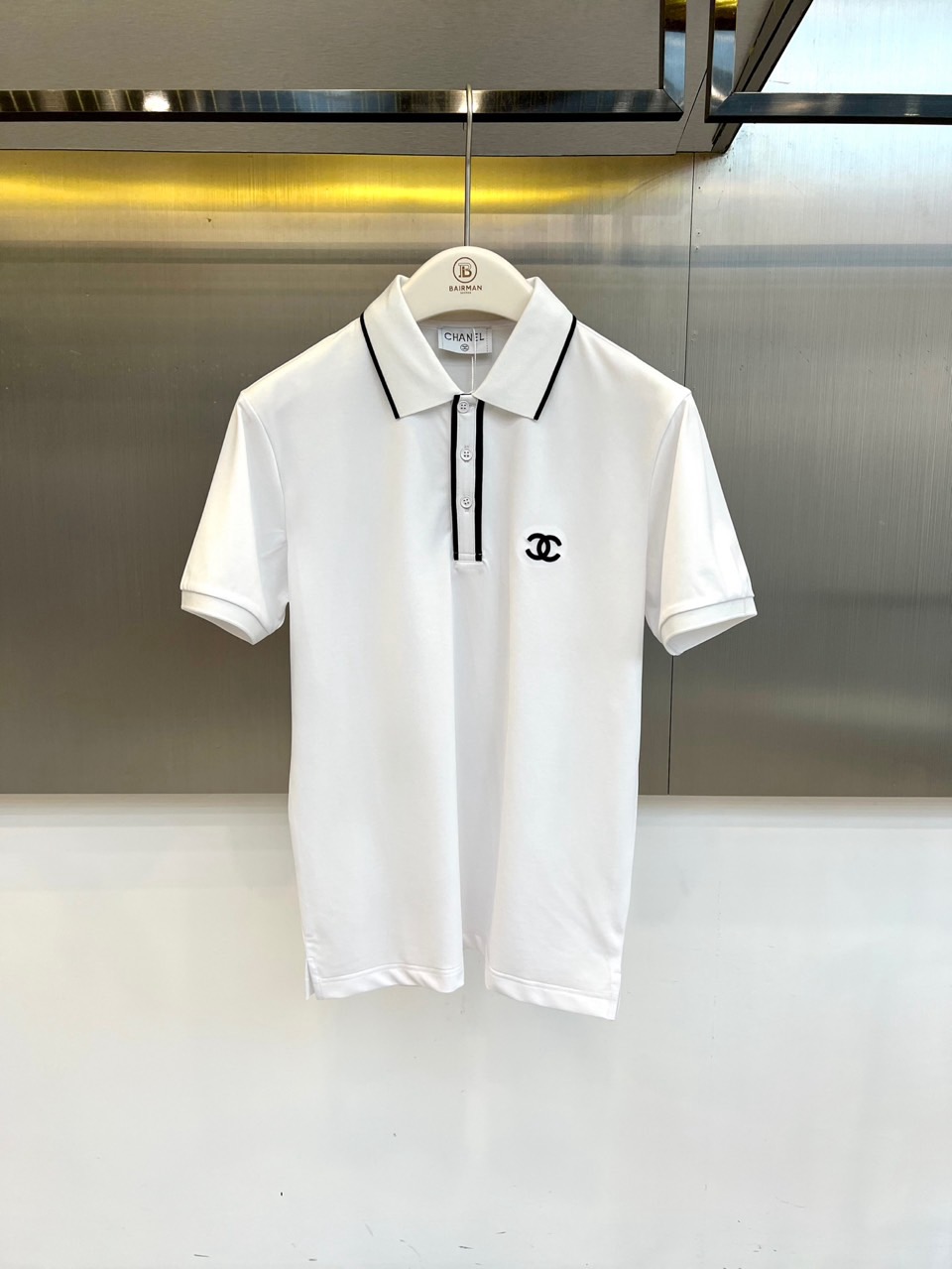 Ch香奈儿、2026春夏新品短袖POLO衫，以经典纯色为主调，领口与门襟点缀细边，简约中透出精致格调。左