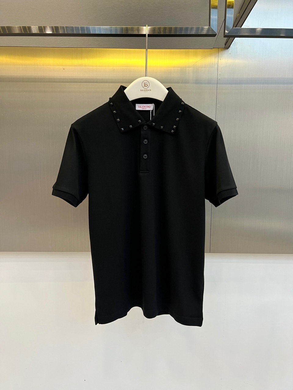 VT华伦天奴、2026春夏新品短袖Polo衫，以利落剪裁勾勒都市型格轮廓，经典翻领设计巧妙融入金属铆钉装