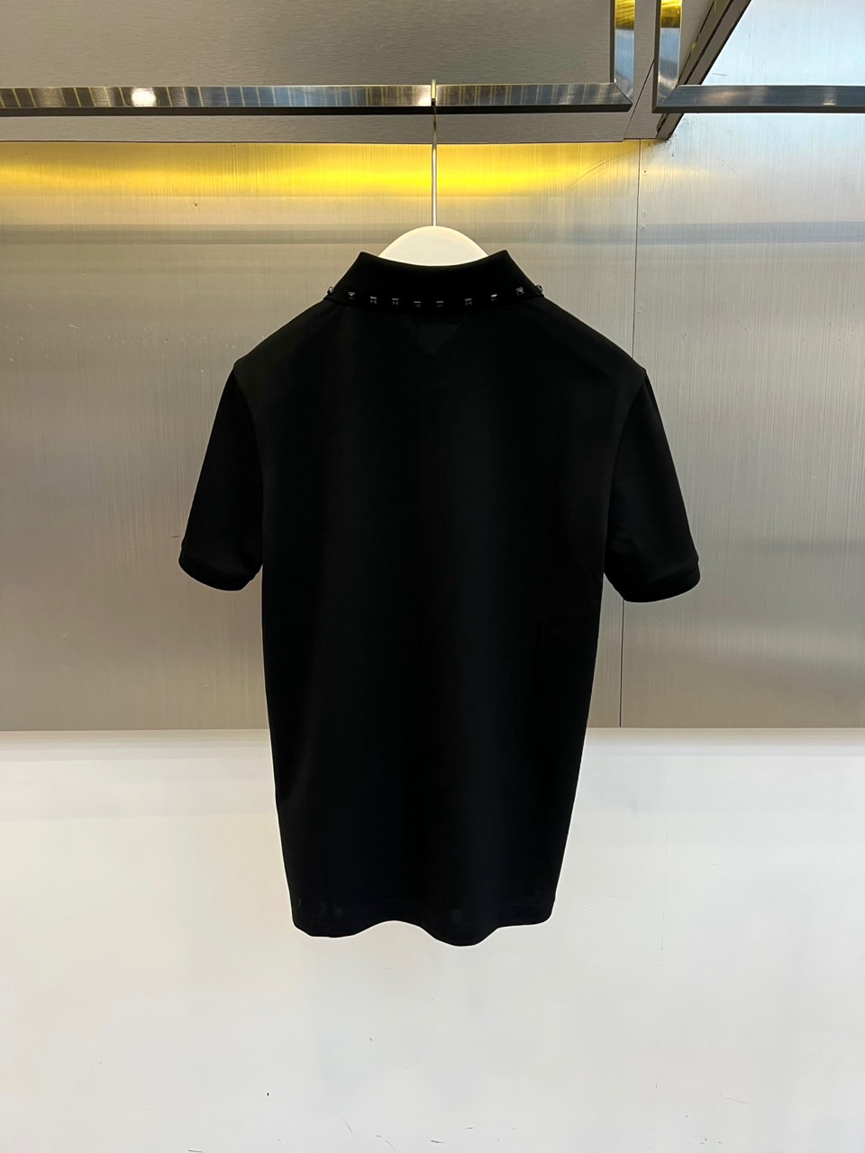 VT华伦天奴、2026春夏新品短袖Polo衫，以利落剪裁勾勒都市型格轮廓，经典翻领设计巧妙融入金属铆钉装