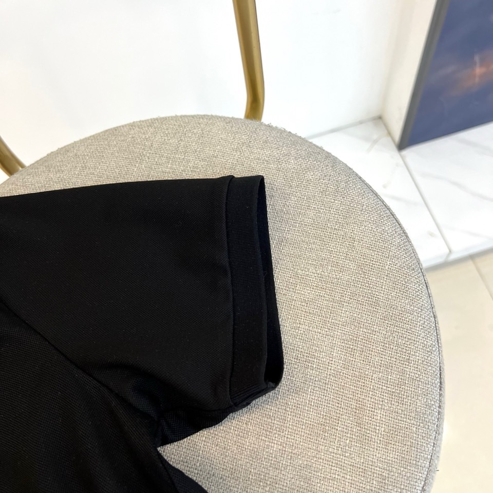 VT华伦天奴、2026春夏新品短袖Polo衫，以利落剪裁勾勒都市型格轮廓，经典翻领设计巧妙融入金属铆钉装