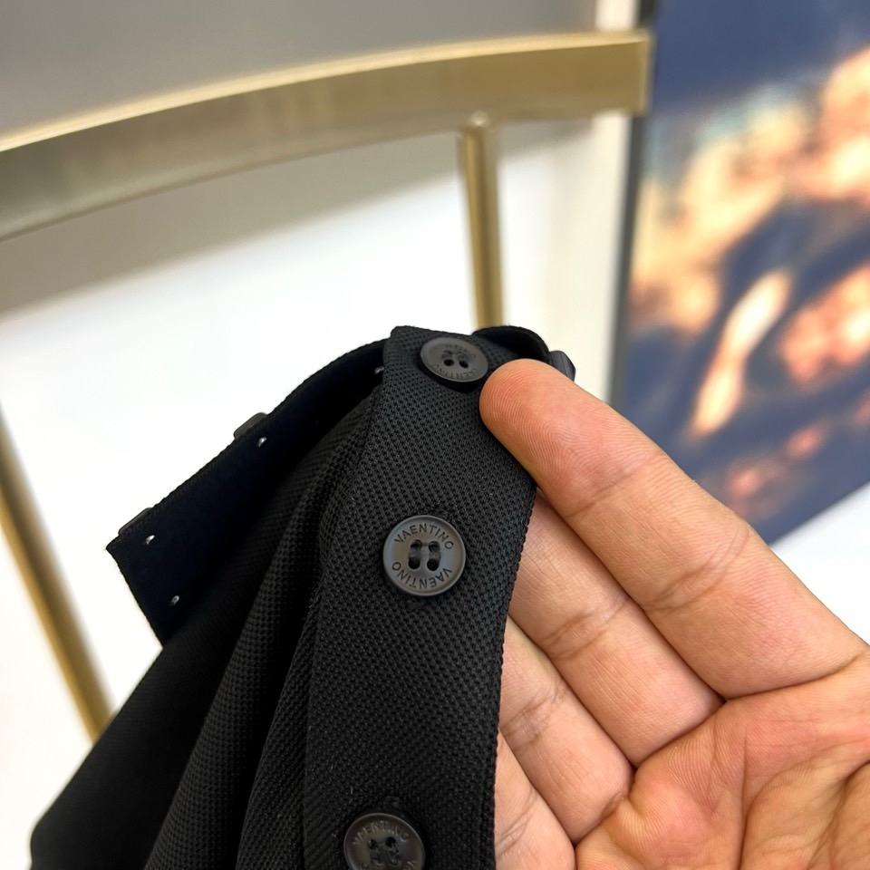 VT华伦天奴、2026春夏新品短袖Polo衫，以利落剪裁勾勒都市型格轮廓，经典翻领设计巧妙融入金属铆钉装