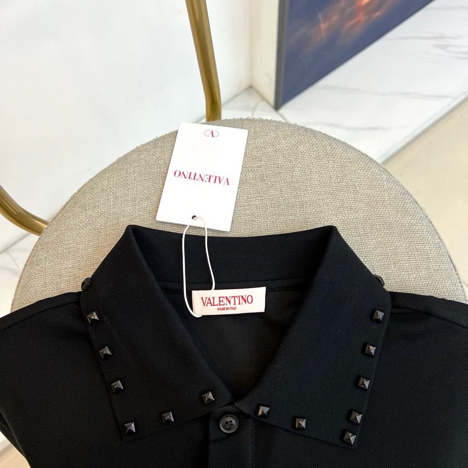 VT华伦天奴、2026春夏新品短袖Polo衫，以利落剪裁勾勒都市型格轮廓，经典翻领设计巧妙融入金属铆钉装