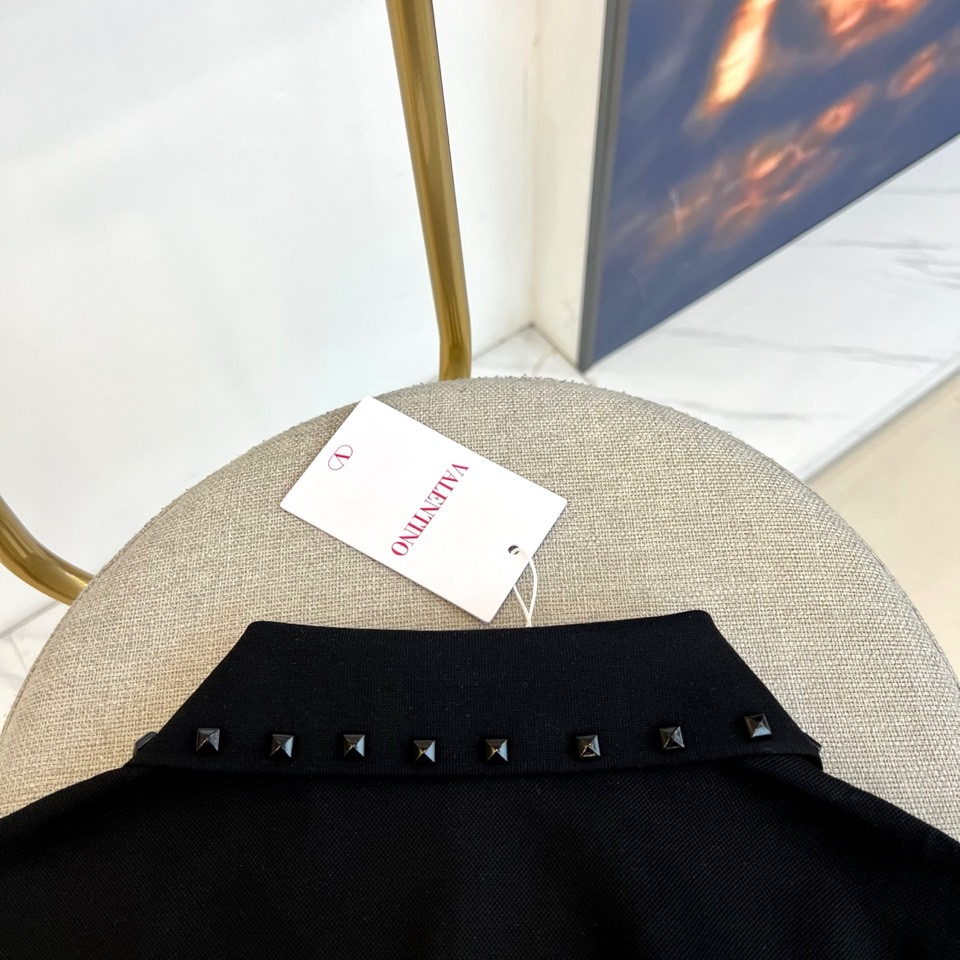 VT华伦天奴、2026春夏新品短袖Polo衫，以利落剪裁勾勒都市型格轮廓，经典翻领设计巧妙融入金属铆钉装