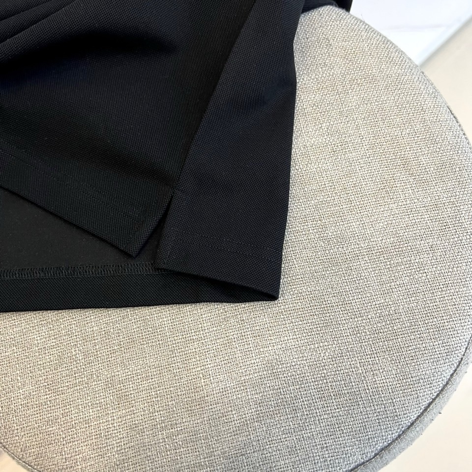 VT华伦天奴、2026春夏新品短袖Polo衫，以利落剪裁勾勒都市型格轮廓，经典翻领设计巧妙融入金属铆钉装