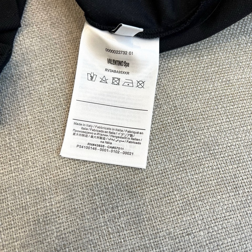 VT华伦天奴、2026春夏新品短袖Polo衫，以利落剪裁勾勒都市型格轮廓，经典翻领设计巧妙融入金属铆钉装