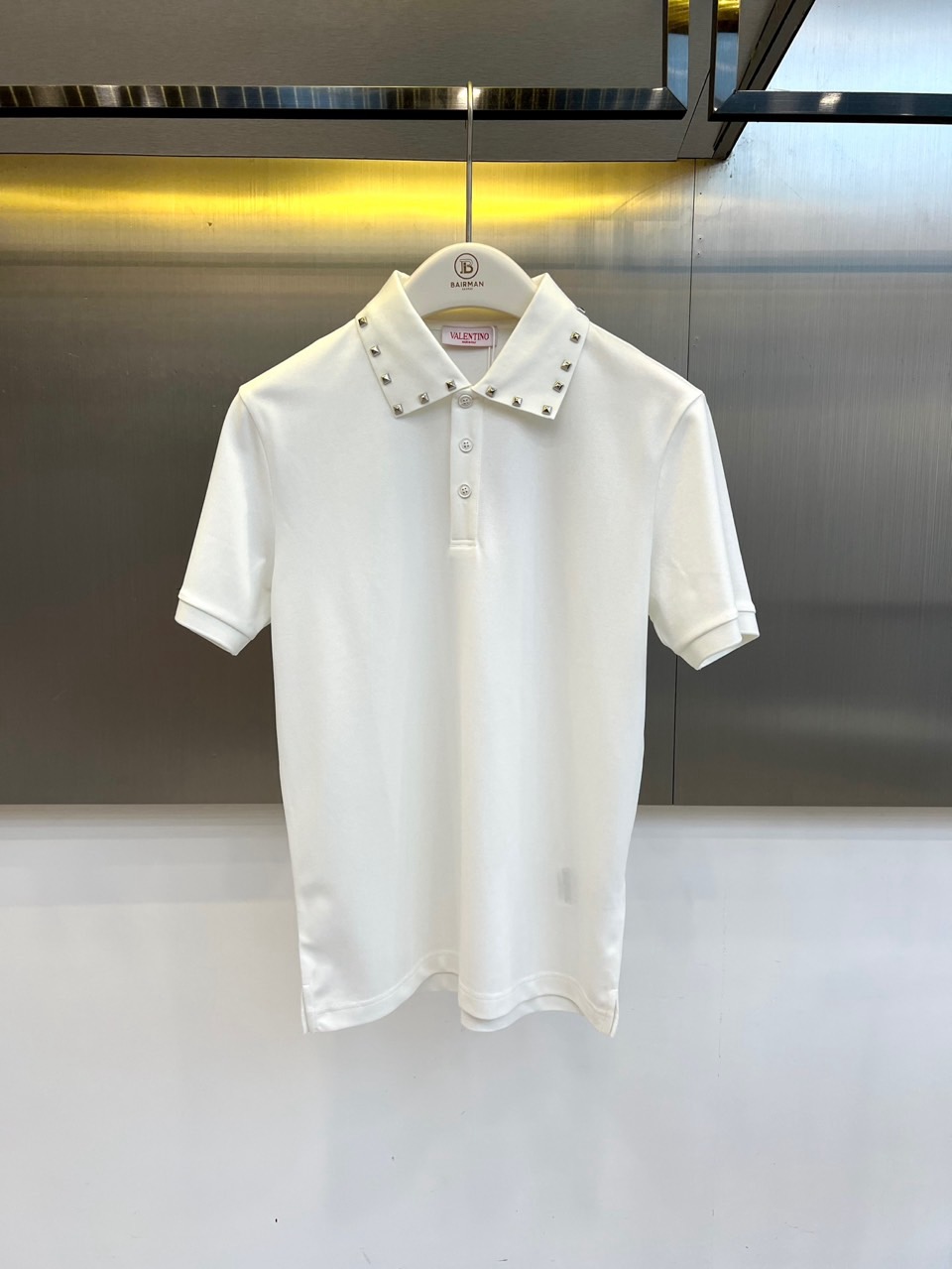 VT华伦天奴、2026春夏新品短袖Polo衫，以利落剪裁勾勒都市型格轮廓，经典翻领设计巧妙融入金属铆钉装