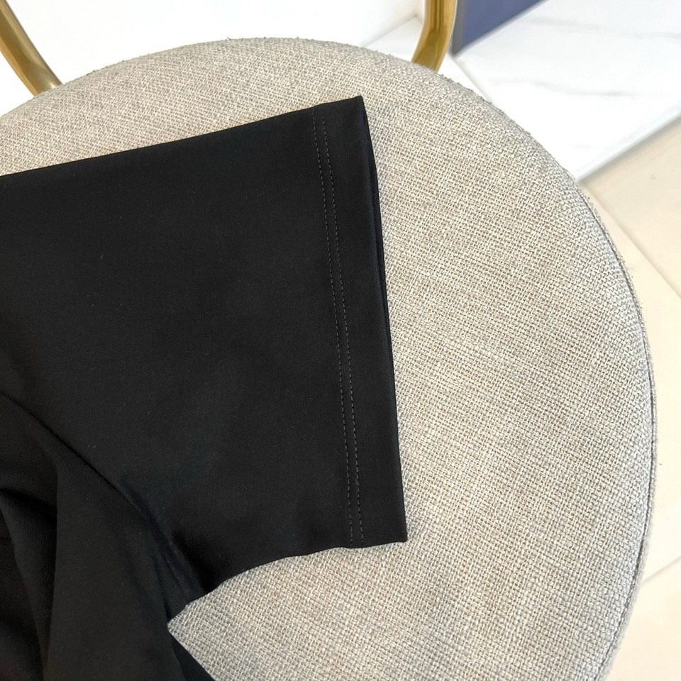 BOSS 、2026春夏新品圆领短袖T恤，简约利落的圆领设计贴合颈部线条，左胸处精致的“BOSS”字母低